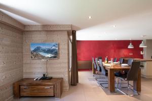 ein Esszimmer mit einem Holztisch und Stühlen in der Unterkunft Appartement Chesery in Chamonix-Mont-Blanc