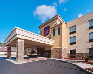 un hotel con un estacionamiento delante de él en Comfort Suites Salem-Roanoke I-81, en Salem