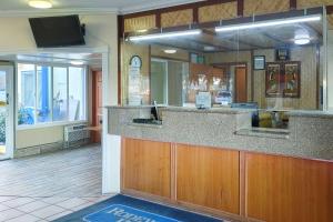 TV a/nebo společenská místnost v ubytování Rodeway Inn Seatac