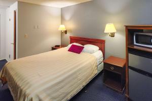 Postel nebo postele na pokoji v ubytování Rodeway Inn Seatac + 4 fotografie