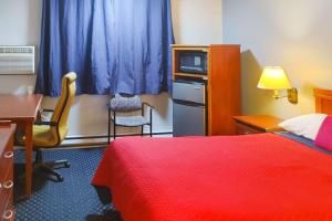Postel nebo postele na pokoji v ubytování Rodeway Inn Seatac