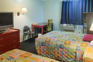 Postel nebo postele na pokoji v ubytování Rodeway Inn Seatac