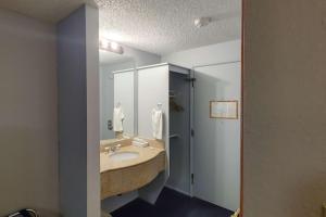 Koupelna v ubytování Rodeway Inn Seatac
