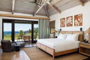 um quarto com uma cama e vista para o oceano em Hana-Maui Resort, a Destination by Hyatt Residence em Hana