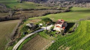 een luchtfoto van een huis in een veld bij Agriturismo Le Stiacce in Saturnia