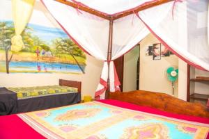1 dormitorio con 2 camas y un cuadro en la pared en Oasis Diani Beach Villas en Diani Beach