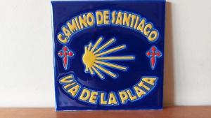 een blauwe tas met het porselein de santa ana logo bij Italica Hostel in Santiponce
