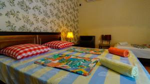 Una cama con dos almohadas encima. en Guesthouse Vashlovani, en Lagodeji