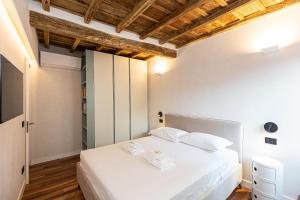 een slaapkamer met een wit bed met witte kussens bij Coronari-Rental in Rome in Rome
