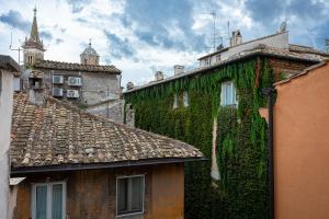 een gebouw bedekt met groene klimop in een stad bij Coronari-Rental in Rome in Rome