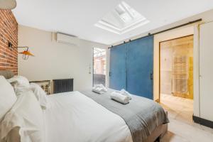 sypialnia z łóżkiem i niebieskimi drzwiami w obiekcie Les appartements de l'atelier paris 15 w Paryżu