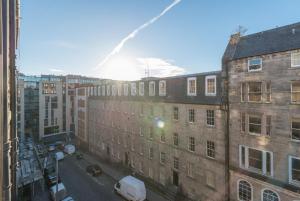 - une vue sur une rue de la ville avec des bâtiments dans l'établissement Bright and modern 2 bed apartment, à Édimbourg