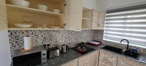 Kuchyň nebo kuchyňský kout v ubytování Harmony Self-Catering Apartments