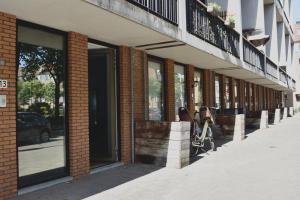 una fila de ventanas en un edificio con una bicicleta estacionada fuera en 010 Studio City Center Rotterdam, en Róterdam