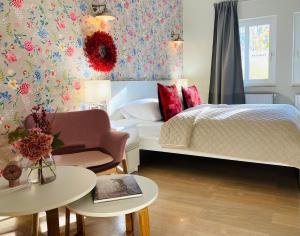 1 dormitorio con 1 cama y 2 mesas en Pension22, en Meißen