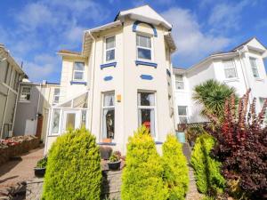 ein weißes Haus mit Bäumen davor in der Unterkunft English Riviera coastal holiday home in Devon Uk in Paignton