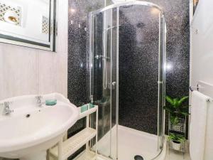 ein Badezimmer mit Waschbecken und Dusche in der Unterkunft English Riviera coastal holiday home in Devon Uk in Paignton + 28 Fotos