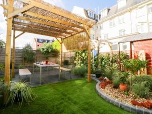 un jardín con pérgola y una mesa en un patio en English Riviera coastal holiday home in Devon UK, en Paignton