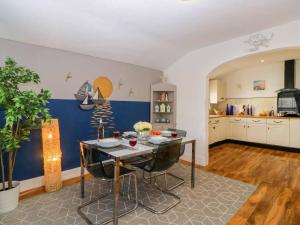 eine Küche mit Tisch und Stühlen in einem Zimmer in der Unterkunft English Riviera coastal holiday home in Devon Uk in Paignton