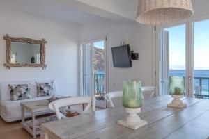 Telewizja i/lub zestaw kina domowego w obiekcie Uno Luxury Apartment with Sea view