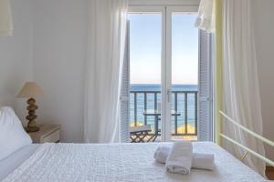sypialnia z łóżkiem i widokiem na ocean w obiekcie Uno Apartment 1st Floor w mieście Livadia