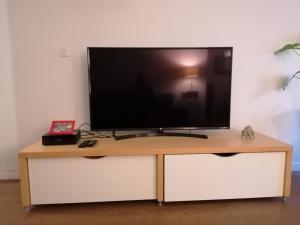 TV a/nebo společenská místnost v ubytování Bel appartement de standing idéalement situé