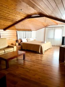 Claverol的住宿－卡薩丘吉爾酒店，一间卧室配有一张床和一个沙发