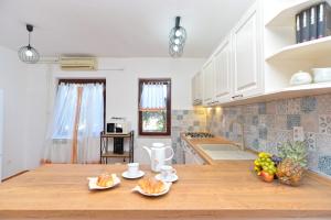 Kuchyňa alebo kuchynka v ubytovaní Apartment Prostin 1168