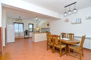 Kuchyňa alebo kuchynka v ubytovaní Apartment Prostin 1168