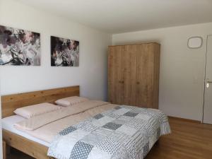 una camera con letto e armadio in legno di Ferienwohnung Ladina a Disentis