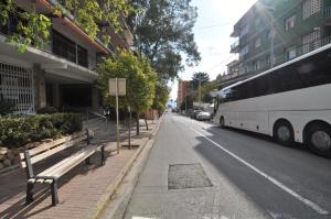 リョレート・デ・マルにあるApartment Marraの路脇にバスが停まっている