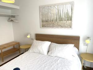 una camera da letto con un letto con due tavoli e una finestra di CASA GABRIELA a Órzola