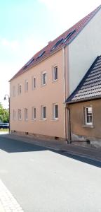 um edifício ao lado de uma rua em kleine 1-Raum-Ferienwohnung mit hohem Komfort em Teuchern