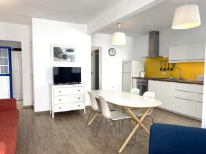 uma cozinha e sala de jantar com mesa e cadeiras em CASA GABRIELA em Orzola
