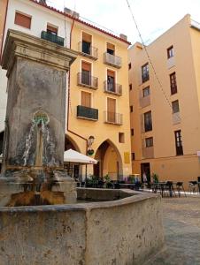 une fontaine devant un bâtiment dans l'établissement El piset de la font, à Onda