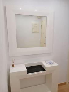 - un comptoir blanc avec un miroir et un lavabo dans l'établissement El piset de la font, à Onda