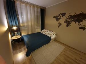 sypialnia z łóżkiem z mapą świata na ścianie w obiekcie 91WrocLove Apartaments we Wrocławiu