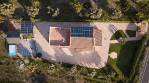 una vista aérea de una casa con paneles solares. en BB Domus Catanzaro, en Catanzaro