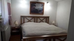1 dormitorio con 1 cama y una pintura en la pared en Chata Chlumík, en Děčín