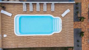 an overhead view of a swimming pool on a building at Villa Ondas in Barra Grande