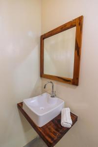 a bathroom with a white sink and a mirror at Villa Ondas in Barra Grande