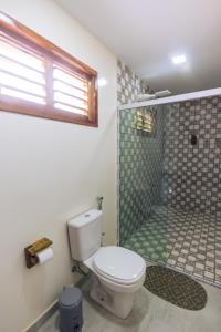 y baño con aseo y ducha. en Villa Ondas en Barra Grande