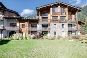een uitzicht op een huis met een grote tuin bij La Cordée in Chamonix-Mont-Blanc