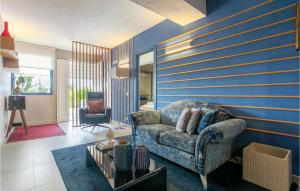 - un salon avec un canapé et un mur bleu dans l'établissement Villa Terraforte, à Marina di Ragusa