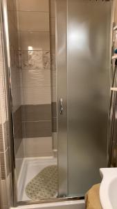 um chuveiro com uma porta de vidro na casa de banho em Eliz Apartment em Budapeste