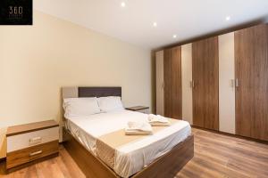 Seafront, Designer APT with Private Terrace & WIFI by 360 Estatesにあるベッド