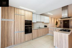 Seafront, Designer APT with Private Terrace & WIFI by 360 Estatesにあるキッチンまたは簡易キッチン