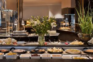 een buffet lijn met veel verschillende soorten eten bij Hotel Lake House Kinneret in Tiberias