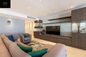 Seafront, Designer APT with Private Terrace & WIFI by 360 Estatesにあるテレビまたはエンターテインメントセンター