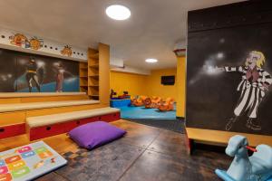 ein Kinderzimmer mit einem Spielbereich mit einem Kreidebrett in der Unterkunft Hotel Lake House Kinneret in Tiberias